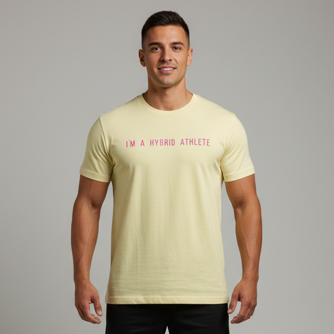 Atleta híbrido con camiseta Hybrid Athlete crema crosstraining HYROX DEKA ropa deportiva calle