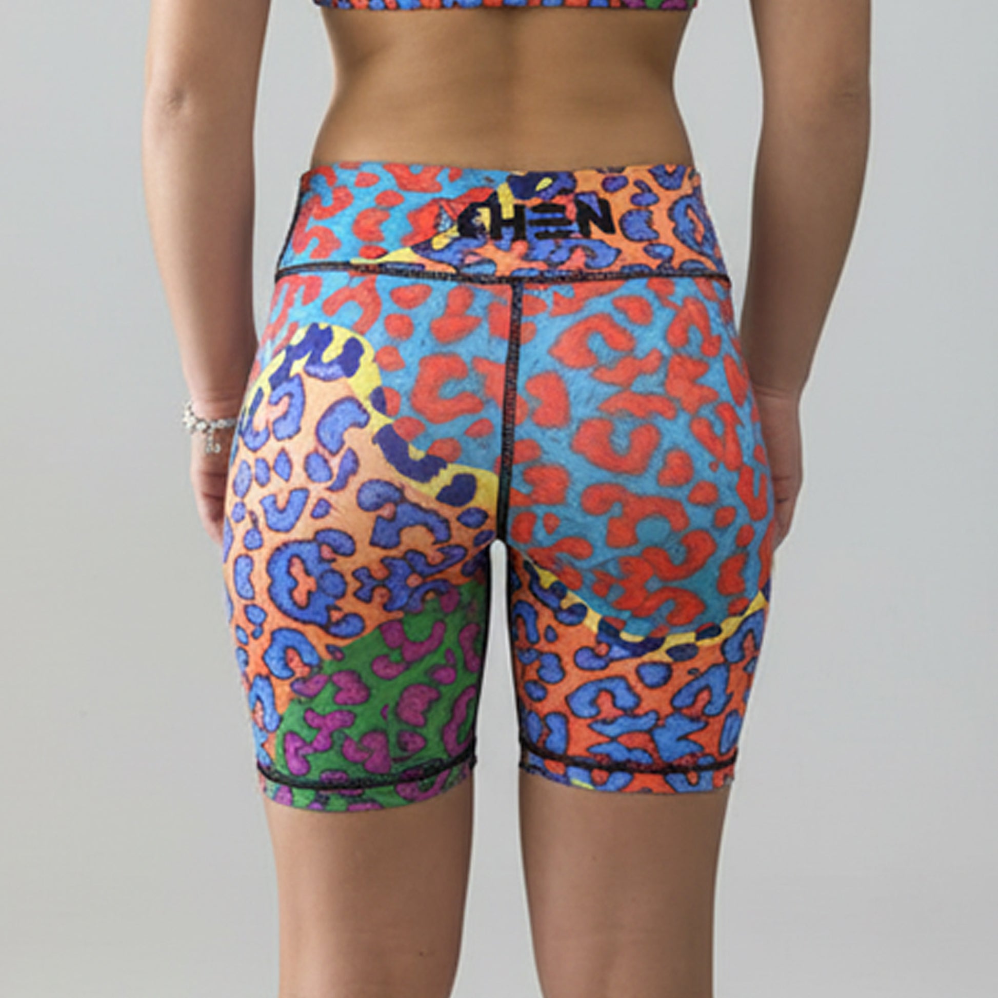 Mallas ciclista Wildcore animal print neón para mujer - vista trasera con largo medio - XHEN