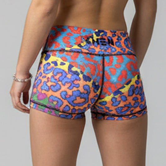 Mallas cortas Wildcore animal print neón para mujer - vista trasera con estampado multicolor - XHEN