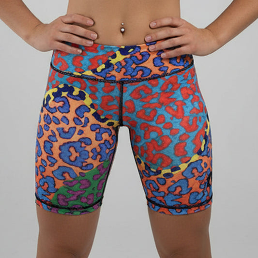 Mallas ciclista Wildcore gimnasio mujer - vista frontal con estampado animal print neón - Largo medio ciclista XHEN