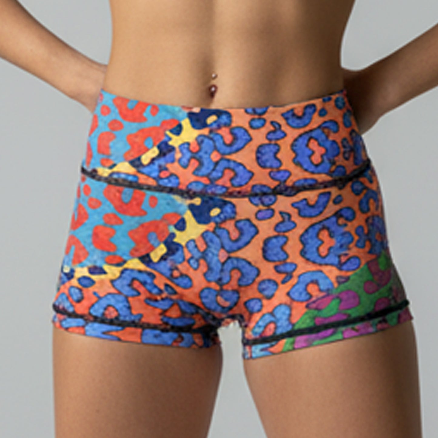 Mallas cortas Wildcore gimnasio mujer - vista frontal con estampado animal print neón - Talle alto XHEN
