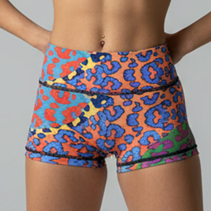 Mallas cortas Wildcore gimnasio mujer - vista frontal con estampado animal print neón - Talle alto XHEN