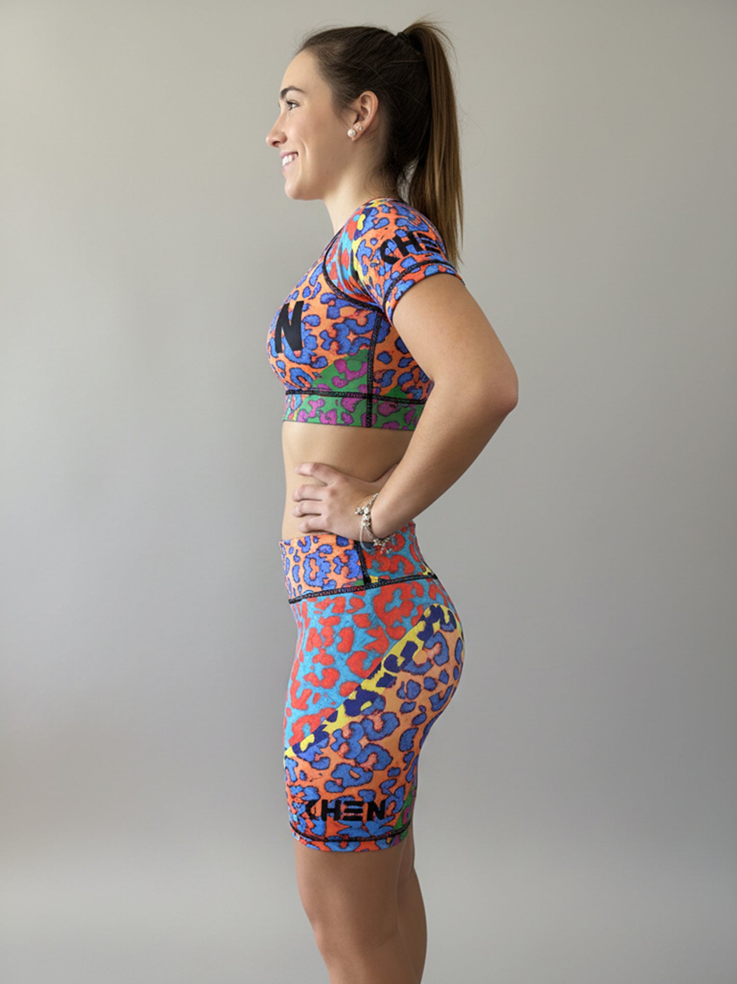 Conjunto Wildcore ciclista animal print neón mujer - vista lateral con mallas largo medio y crop top para ciclismo - XHEN