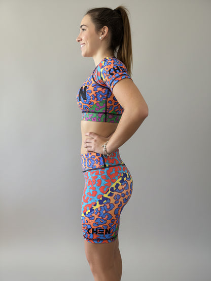 Conjunto Wildcore ciclista animal print neón mujer - vista lateral con mallas largo medio y crop top para ciclismo - XHEN