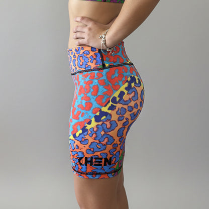 Mallas ciclista Wildcore para ciclismo mujer - vista lateral con animal print neón largo medio - XHEN