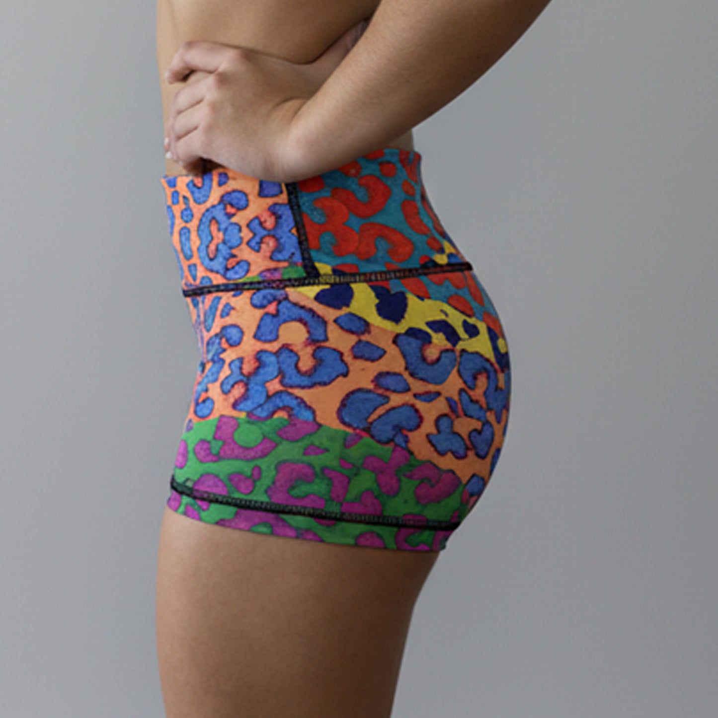 Mallas cortas Wildcore para crosstraining mujer - vista lateral con animal print neón multicolor - XHEN