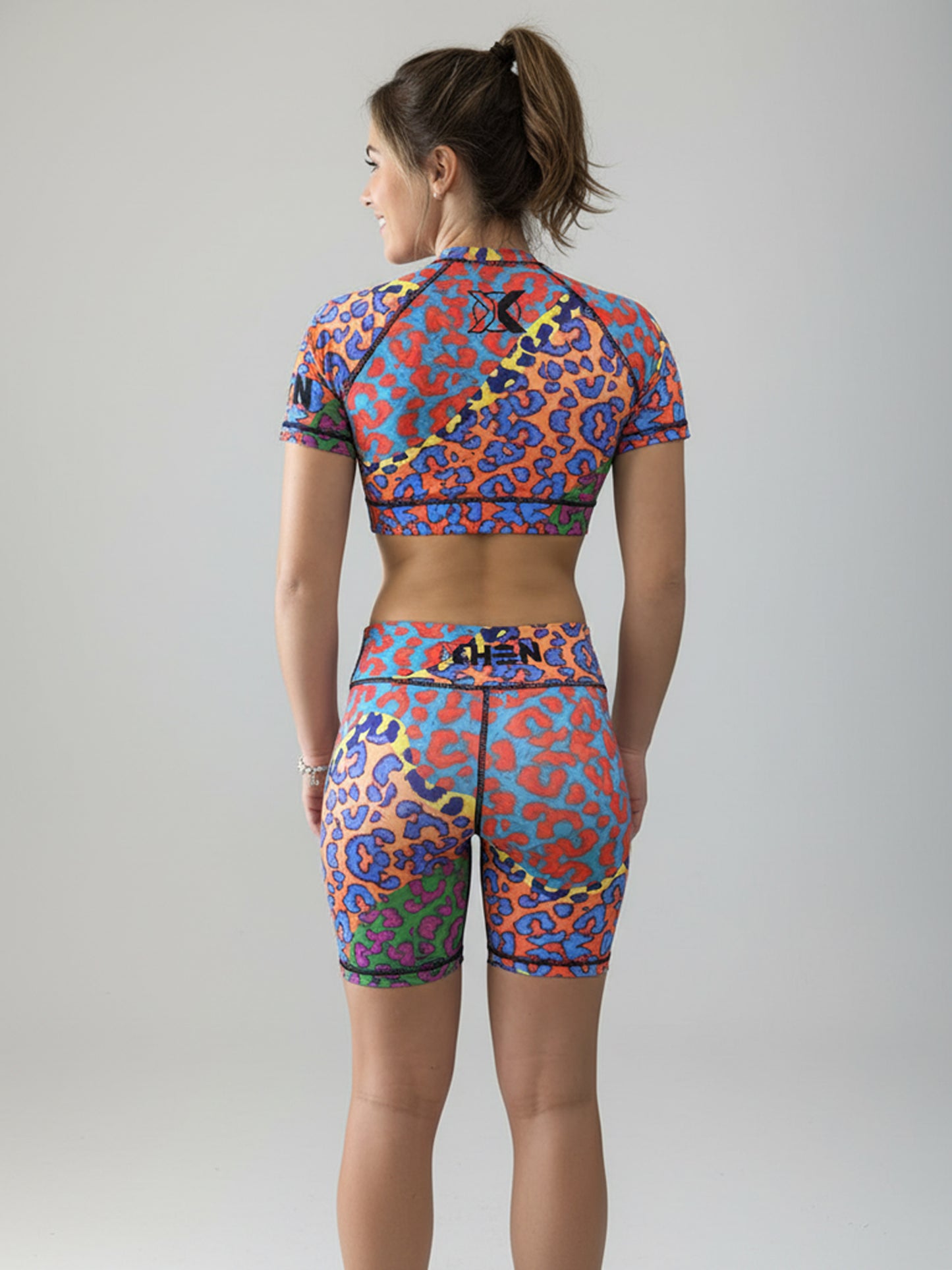 Conjunto Wildcore ciclista animal print neón - vista trasera con mallas largo medio y crop top mujer - XHEN