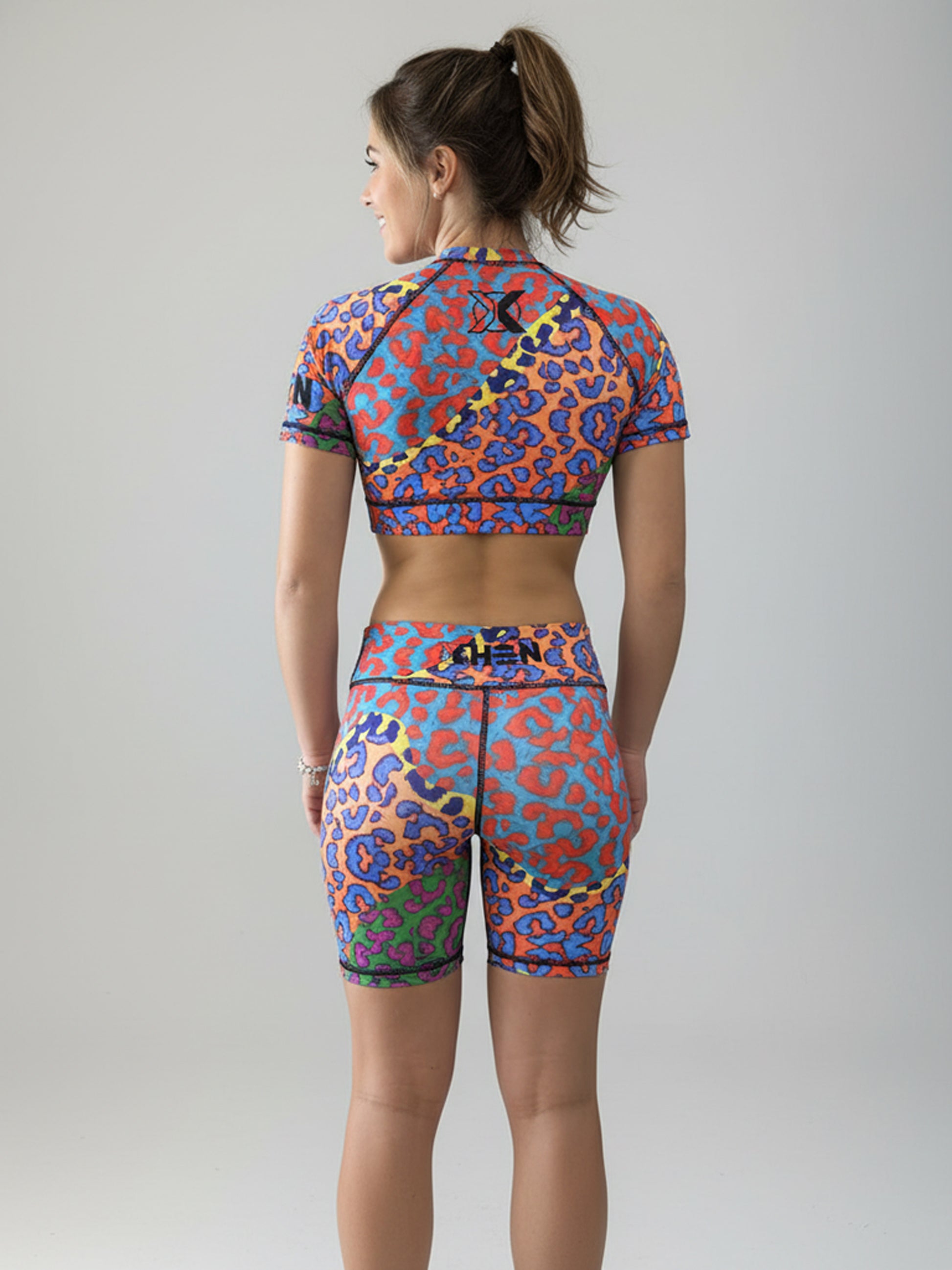 Conjunto Wildcore ciclista animal print neón - vista trasera con mallas largo medio y crop top mujer - XHEN