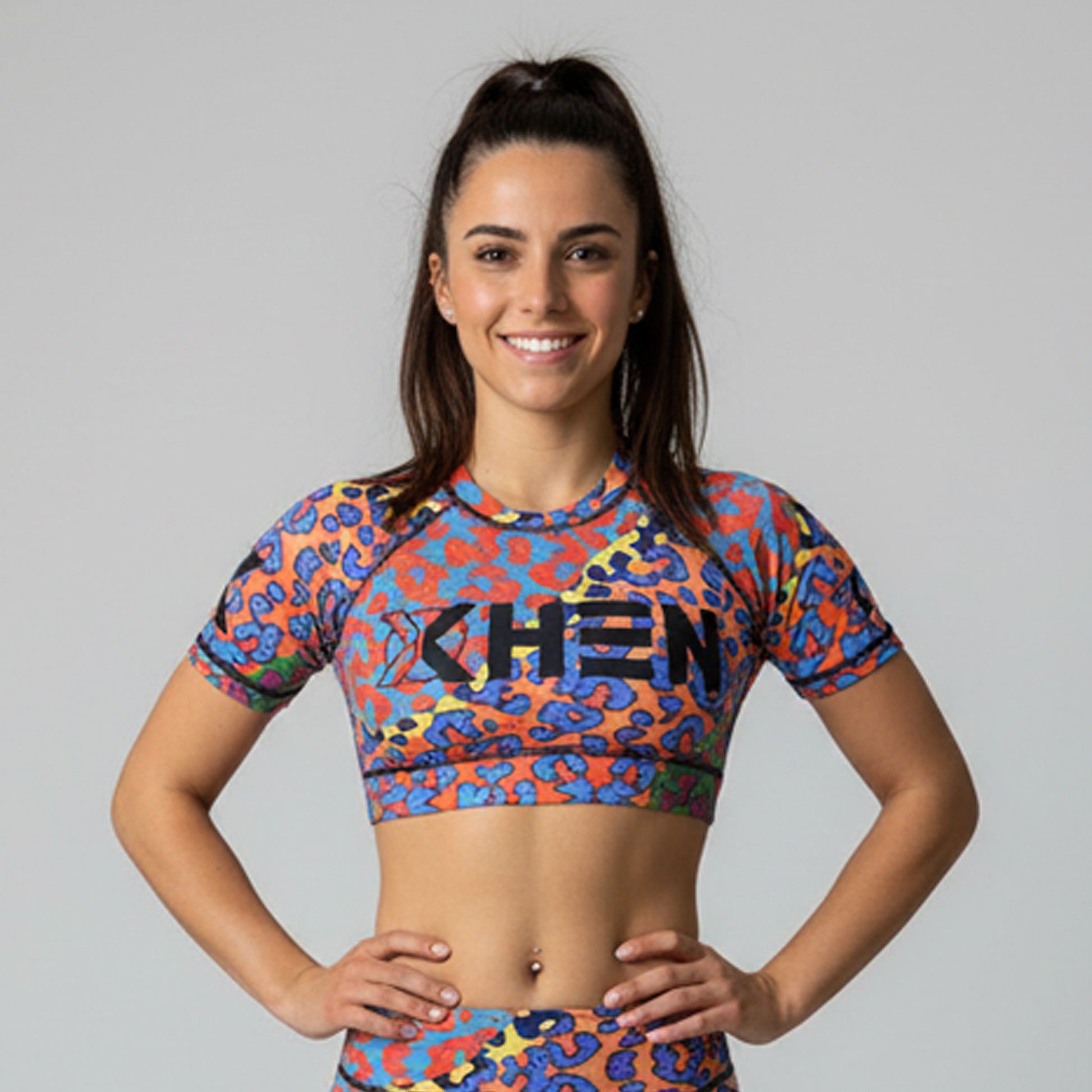 Crop Top Wildcore Tirante Ancho para Mujer - vista frontal con estampado animal print neón - XHEN