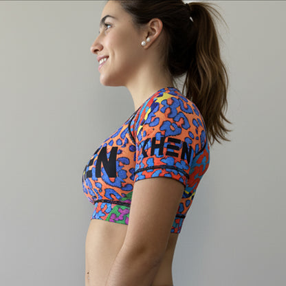 Crop Top Wildcore Tirante Ancho para Mujer - vista lateral con estampado animal print neón - XHEN