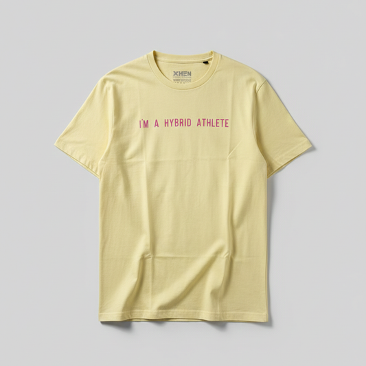 Camiseta Hybrid Athlete color crema con estampación morada para CrossFit HYROX DEKA