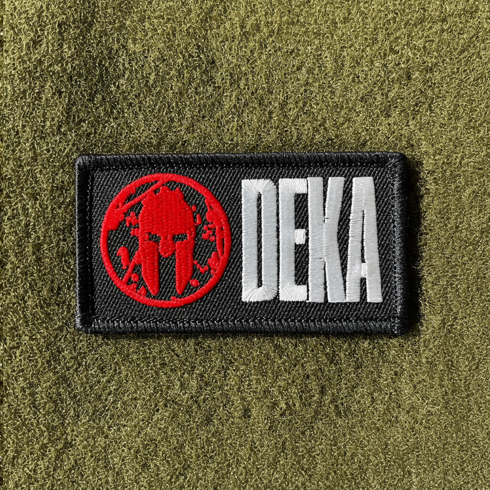 Parche bordado DEKA militar con logo rojo y negro, parche táctico atleta híbrido crosstraining con velcro